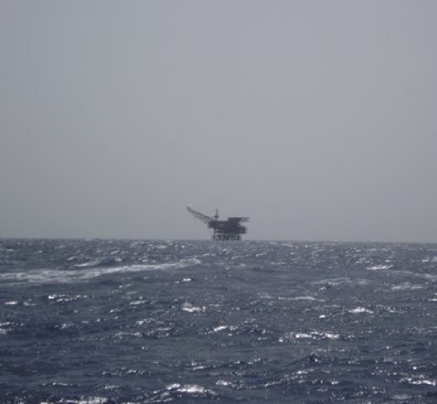 Boorplatform met affakkeling in de Straat van Gubail