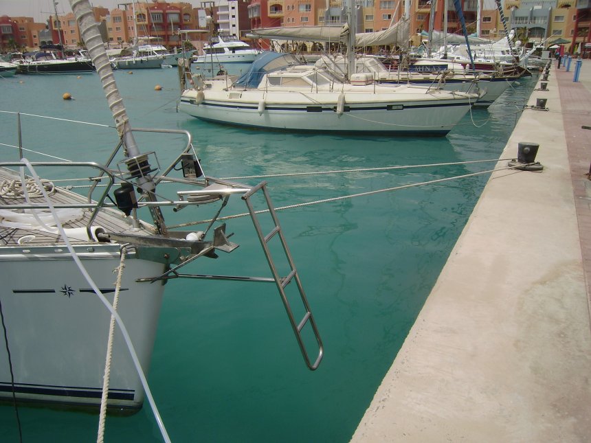 Vandaag hang ik het neustrapje op de boeg