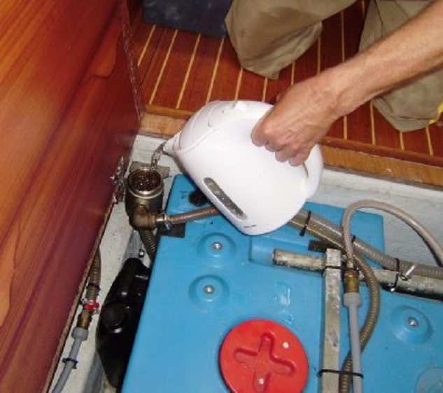 Ik giet zoet water in het wierpotje terwijl de generator loopt