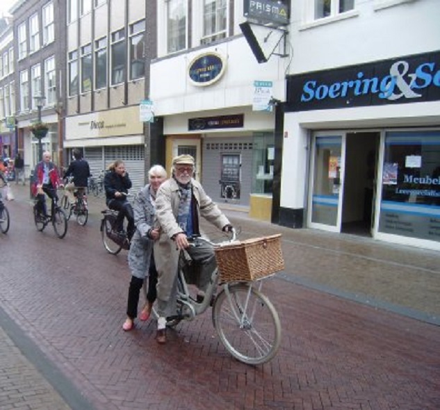 Samen op de nieuwe fiets in de Gorcumse Westwagenstraat. Mooie mand, nietwaar?