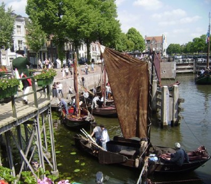 Vesting3hoekdagen. Tientallen zalmschouwen uit Woudrichem meren in het Lingehaventje af. Links op de loopbrug om ons huis zie je nog een dragonder lopen.