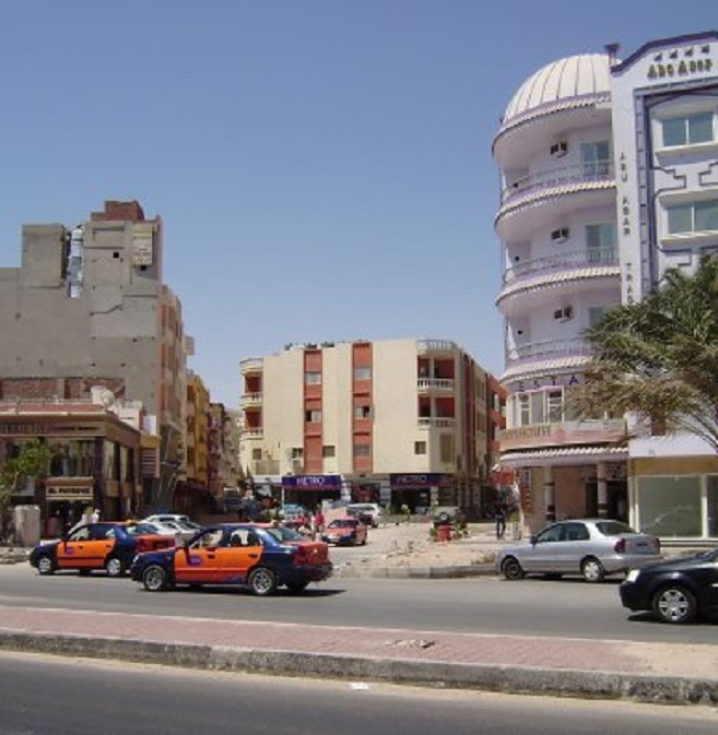 Hurghada. De Metro supermarkt gezien vanaf Sheraton Street