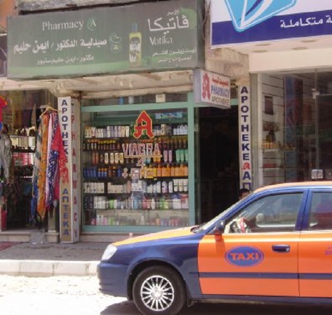 "Apotheek" in Sheraton Street. Let op, wat staat er op de winkelruit?