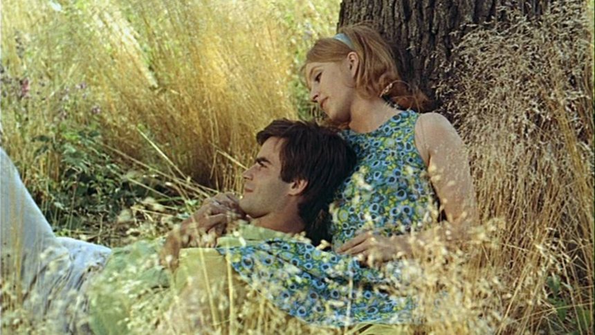 Still uit le Bonheur: Acteur Jean-Claude Drouot vertelt zijn vrouw (Claire Drouot, inderdaad in het echt ook zijn vrouw) dat hij verliefd geworden is op het meisje van het postkantoor