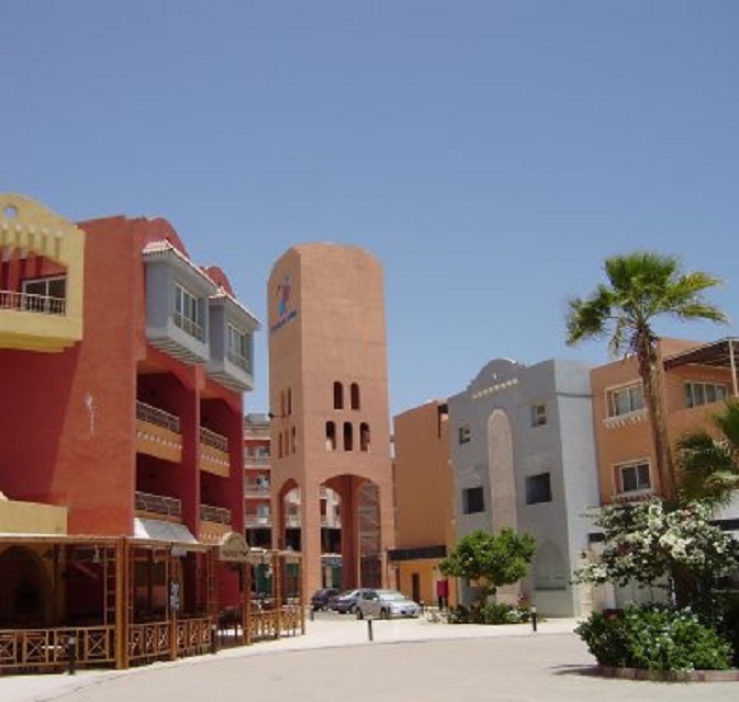 De dwaze en tot niets dienende toren in de marina is af. Er zit niets in en dient alleen als..,ja, als wat? Een leegstaande toren op een leegstaand appartementencomplex bij een vrijwel lege haven