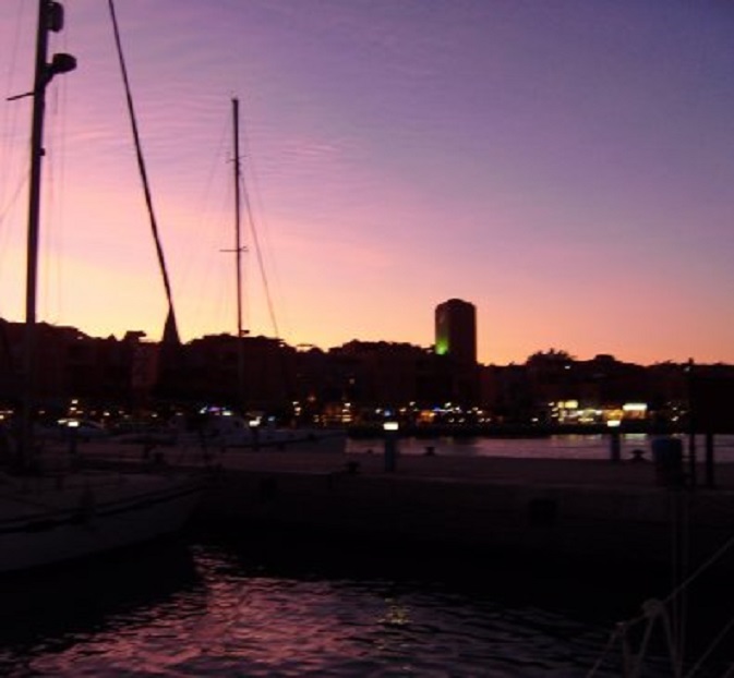 Voorlopig laatste foto uit de kuip. Marina Hurghada by nightfall