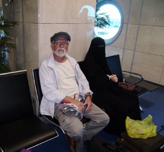 Op het drukke vliegveld van Caïro zit ik naast een moslima die vloeiend plat-Amsterdams spreekt