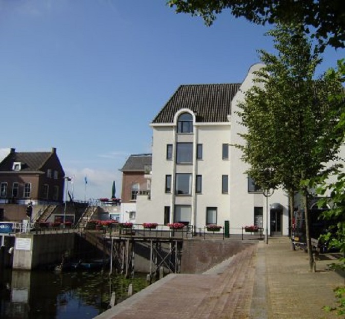 Ons appartementje vanmorgen (begane grond) Links is het sluisje
