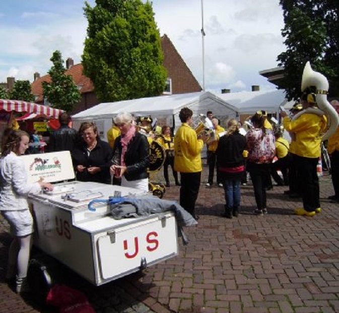Ans koopt een roomijsje, tegen de adviezen in, op de Jaarmarkt in Heukelum