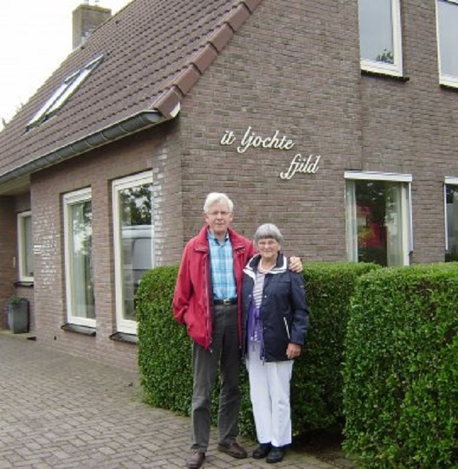 Klaas & Hinke voor hun huisje aan de rand van Veenwouden. Het heet