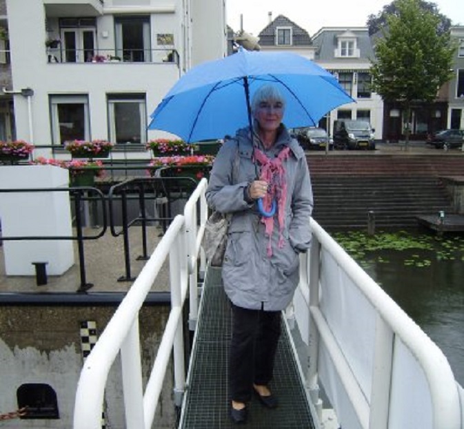 Ans op het sluisje van de Lingehaven. Op de achtergrond ons appartementje