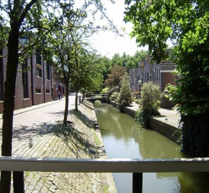 De Schuttersgracht ter hoogte van het Arsenaal of Tuighuis (links)