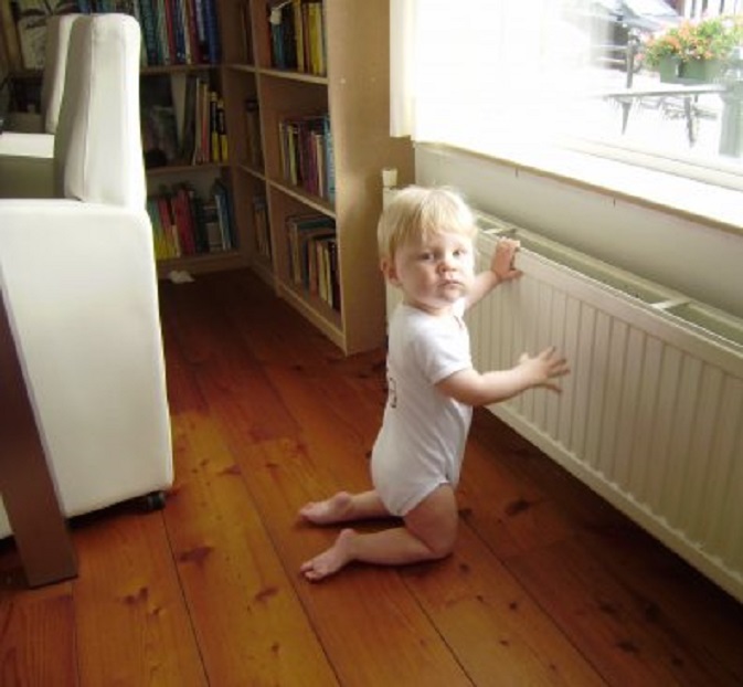 Een serieus kijkende Thijs verkent onze woonkamer