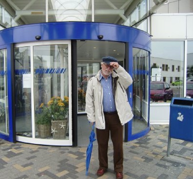 Voor de hoofdingang van het Beatrixziekenhuis