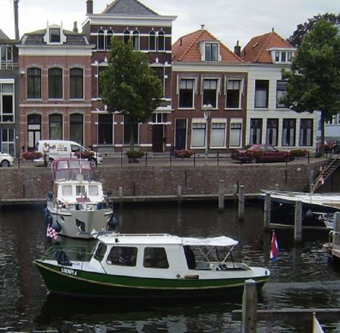 Vreemde namen op de bootjes. Dit vletje heet "Loempia"