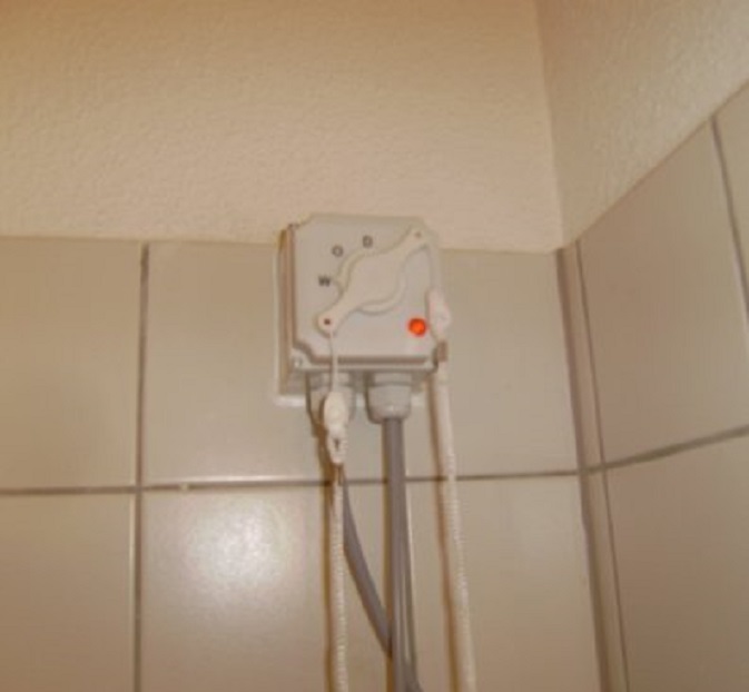 De nieuwe dubbele trekschakelaar voor de wasmachine en de wasdroger in de badkamer