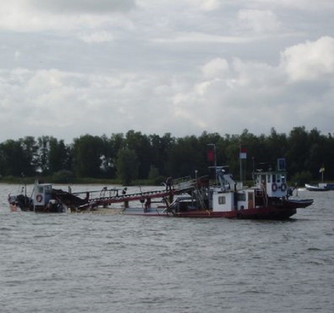 De invaart van de Gorcumse voorhaven wordt uitgebaggerd