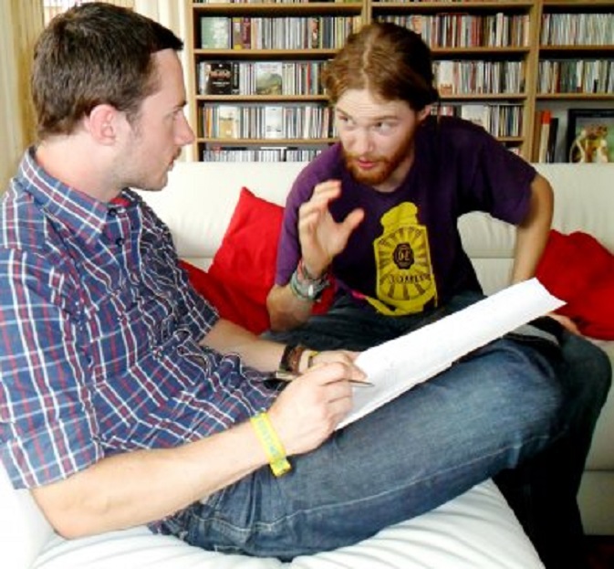 Rommert (l) en Bas discussiëren over muziek