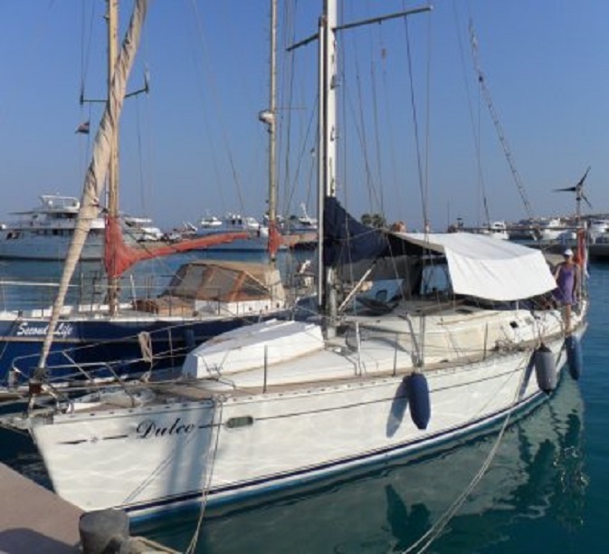 Vanwege de mokerende hitte hebben we het zonnezeil over de giek gespannen. Naast ons de Duitse tweemaster. De bemanning is al 3,5 maand naar huis