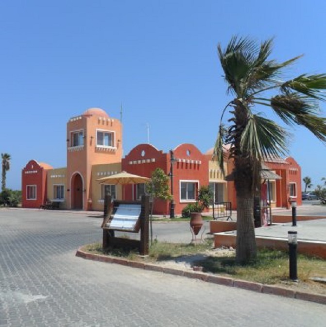 Het havenkantoor van Marina Hurghada. Aan de palmboom kun je zien dat het flink waait