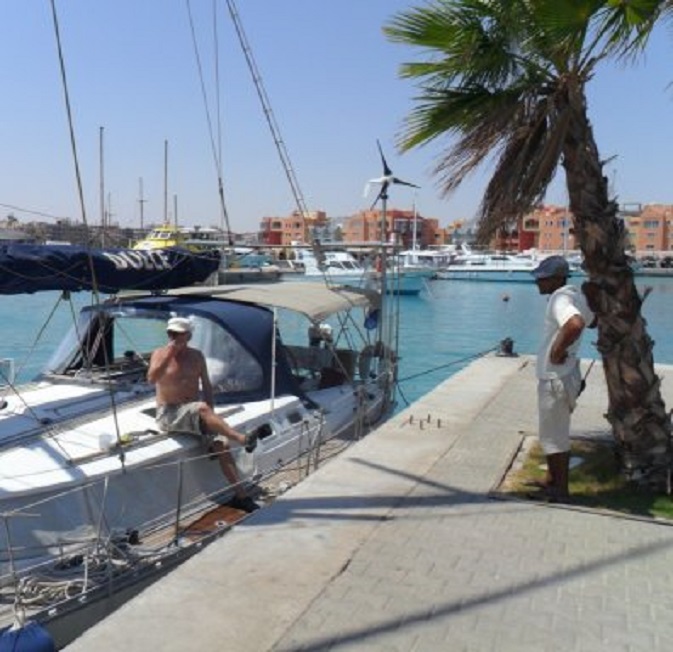 Wachten op de slang aan de bunkersteiger