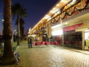 Het havenfront van de Marina de Lagos in de avond