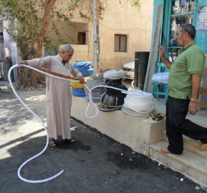 In het Egyptsche wijkje buiten het marina-hek koop ik een slang van vier meter