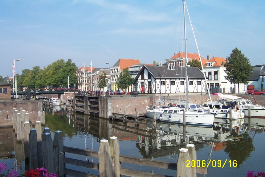Dulce op 21 september 2006 in de Lingehaven te Gorcum. Foto genomen vanaf het voetgangersbrugje naar de sluis. We hadden niet het minste vermoeden dat we bijna vijf jaar later hier zouden komen wonen