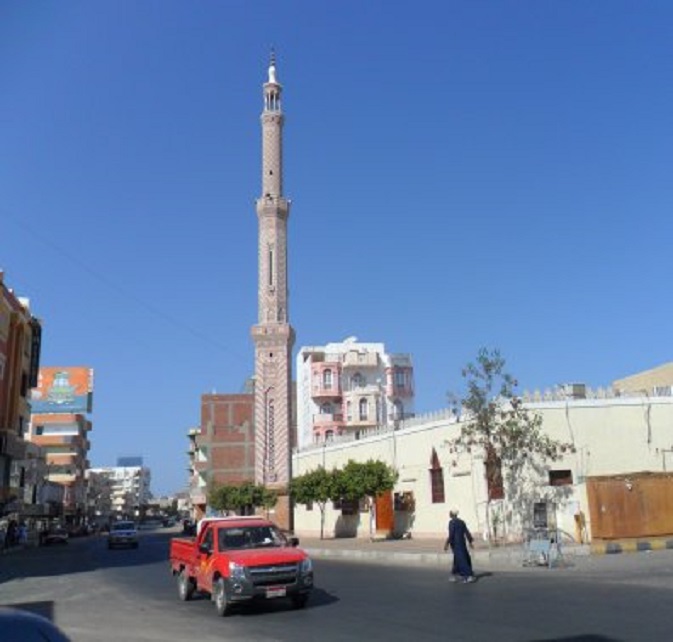 De nabije moskee aan het begin van Sheraton Road