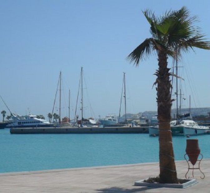 Marina Hurghada. De eerste twee masten (een hoge en een lage) links zijn van Second Life, de derde is van onze Dulce