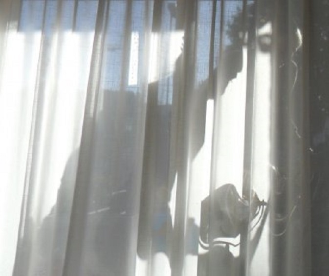 Ans lapt de ramen van de studeerkamer