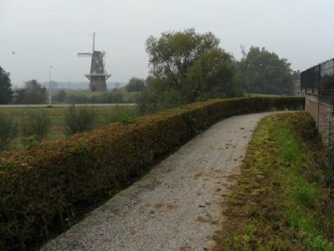 De lokatie van de foto uit 1935 van het vestinggeschut (verslag van gisteren) De kanonnen stonden rechts, waar nu lage bebouwing is