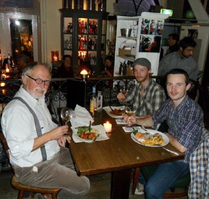 Met Rommert (r) en Bas bij Grieks restaurant "Sirtaki" in Utrecht