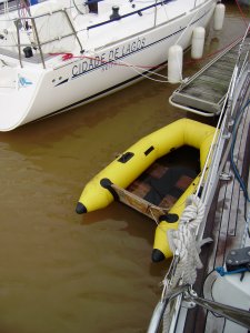 Troebel, geelbruin water. Het bijbootje staat echter vol helder regenwater
