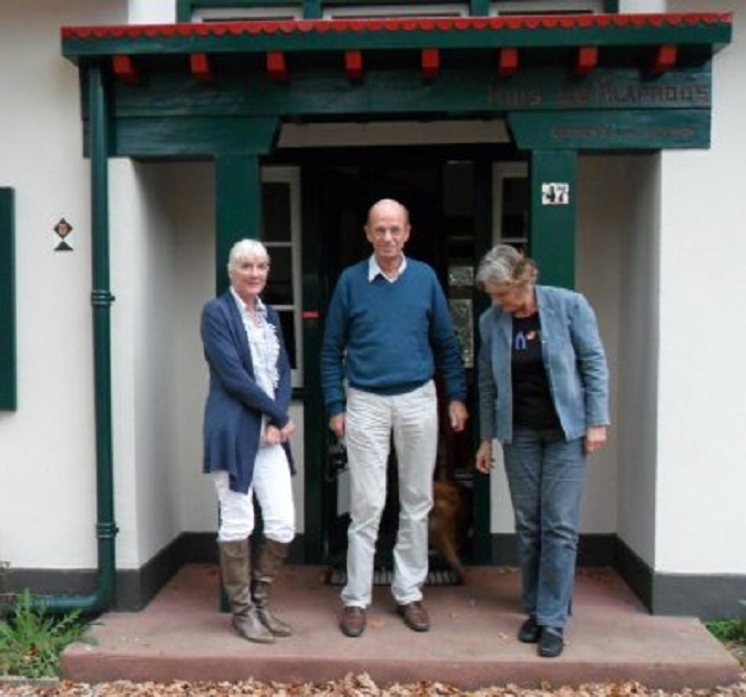 Ans met Bert & Mieke bij de voordeur van hun villa in Apeldoorn