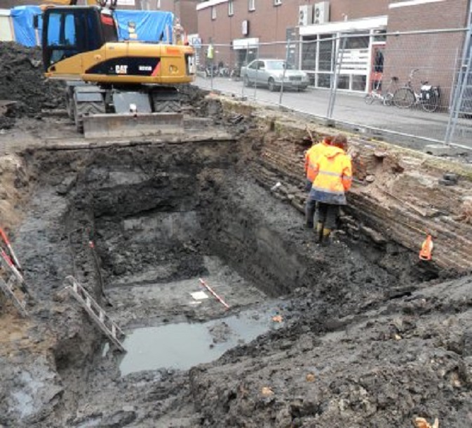 Opgraving BlueBandhuis, 6e dag. Uit de diepe put werd een mestkuil uitgegraven