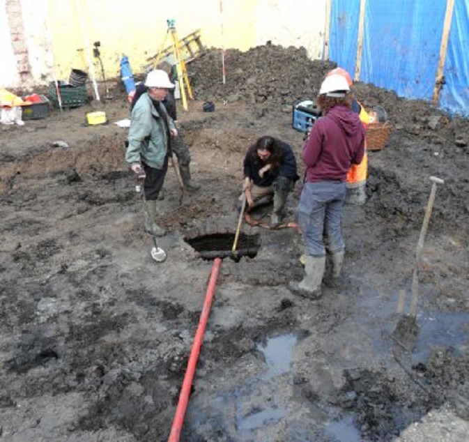 Opgraving BlueBandhuis, 7e dag. Men is bezig een oude waterput leeg te pompen