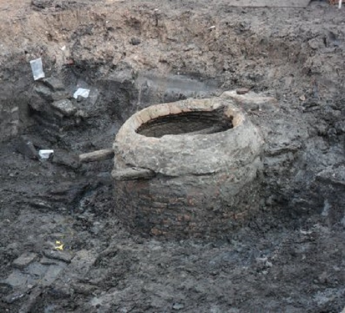 Opgraving BlueBandhuis, 8e dag. De waterput uit de 13e/14e eeuw is verder uitgegraven