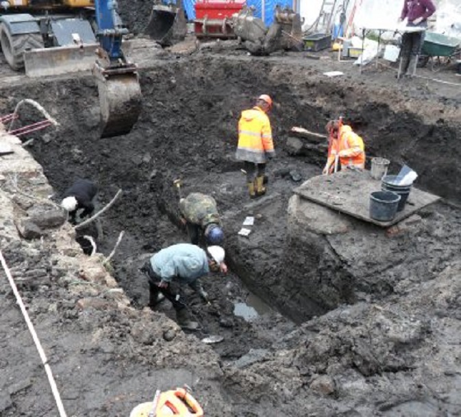 Opgraving Bluebandhuis, 9e dag. De sleuf loopt door een aantal kuilen met vuilnis van de vroege bewoners