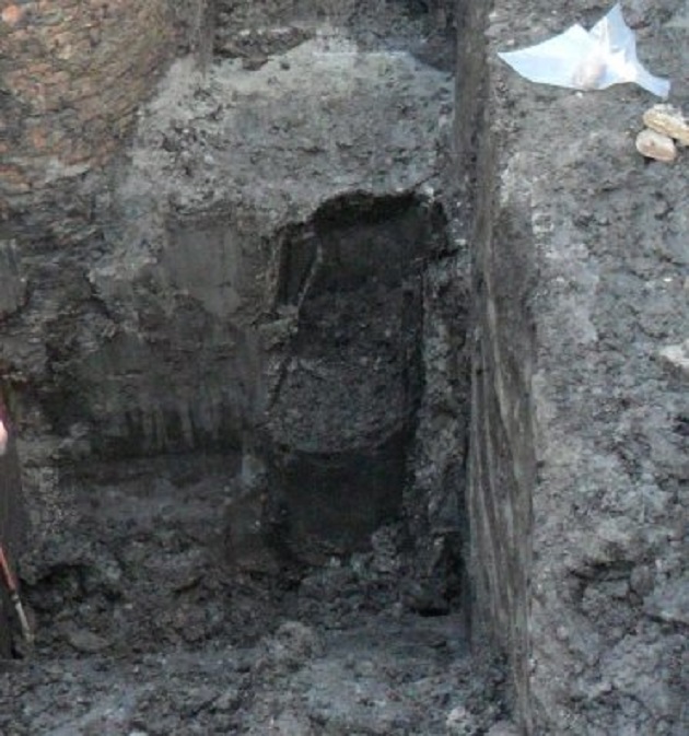 Opgraving BlueBandhuis, 10e dag. Op vijf meter diept vindt men een houten ton met.....