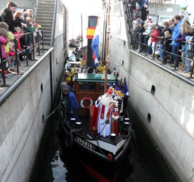 De aankomst van Sinterklaas in de Lingesluis