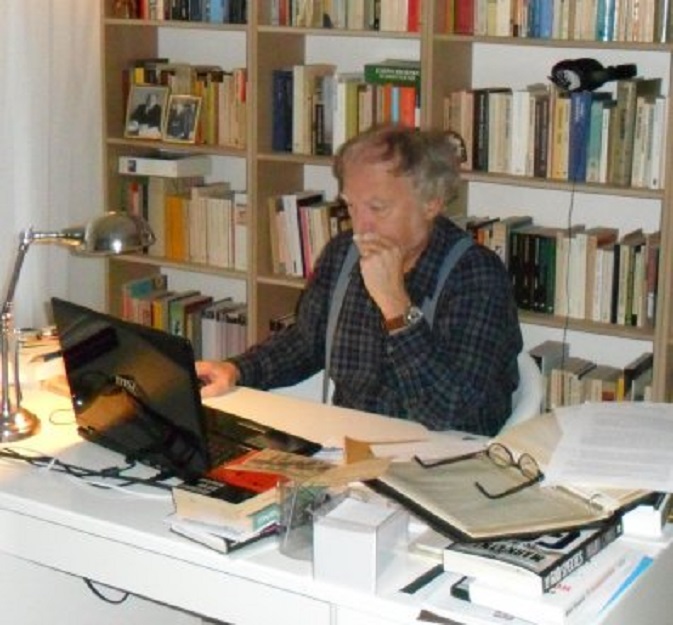 Aan het werk achter mijn bureau