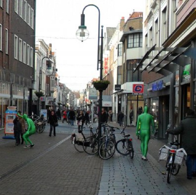 Zaterdagochtend. In de Hoogstraat lopen twee groene mannetjes