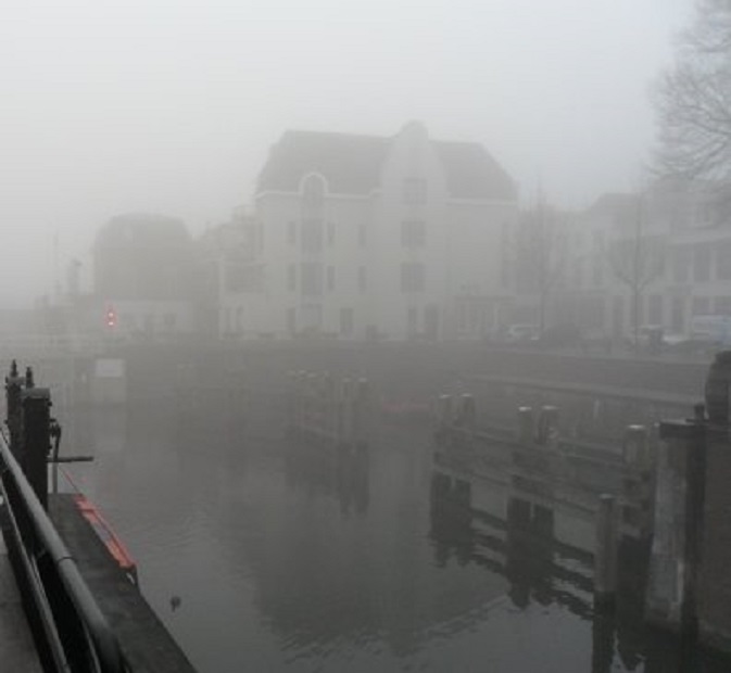 Derde dag met dikke mist in de haven. Ons huis op de sluis