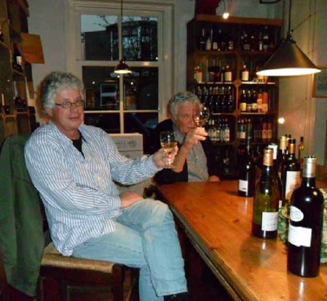 Wiger (l) en Wil aan de proeftafel in Wijnhuis Heukelum