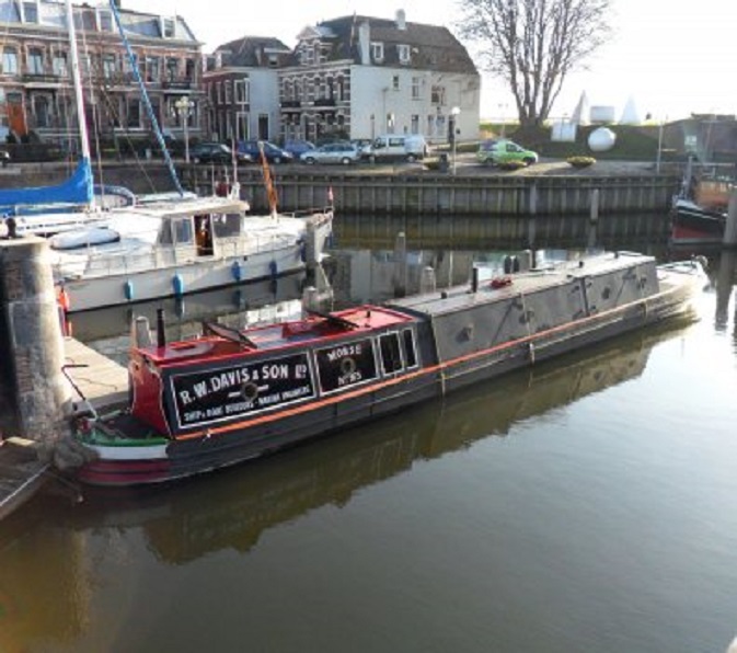 Vaste overwinteraar: een Engelse narrowboat