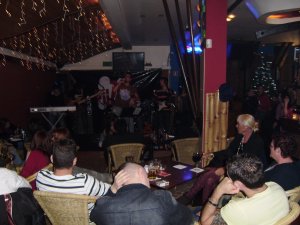 Amuras Bar at night. Rechts Ans en Jos, boven hen hangt mijn pet