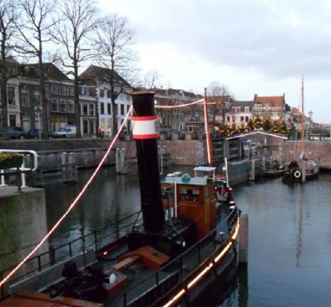 De Lingehaven in kerstsfeer. op de voorgrond de stoomsleper
