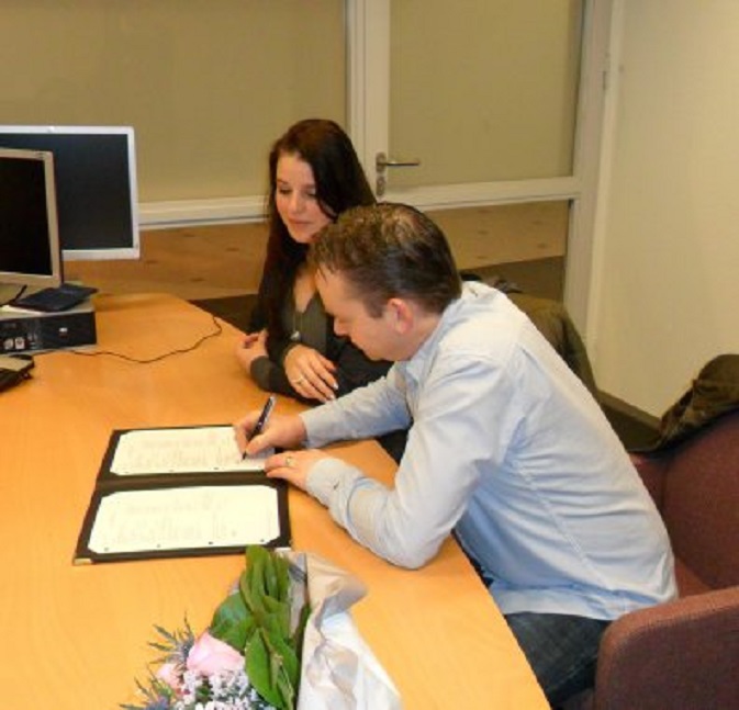 Tessa en Jeffrey tekenen op het stadhuis hun samenlevingscontract