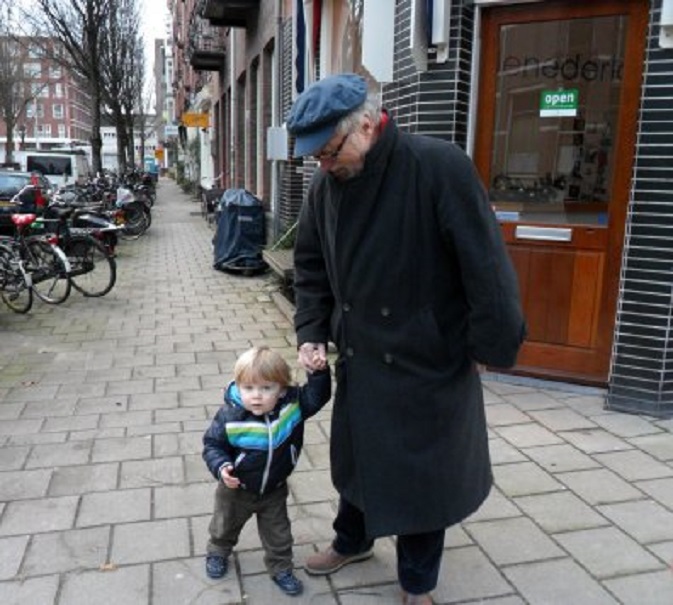 Met kleinzoon Thijs aan de wandel in Amsterdam